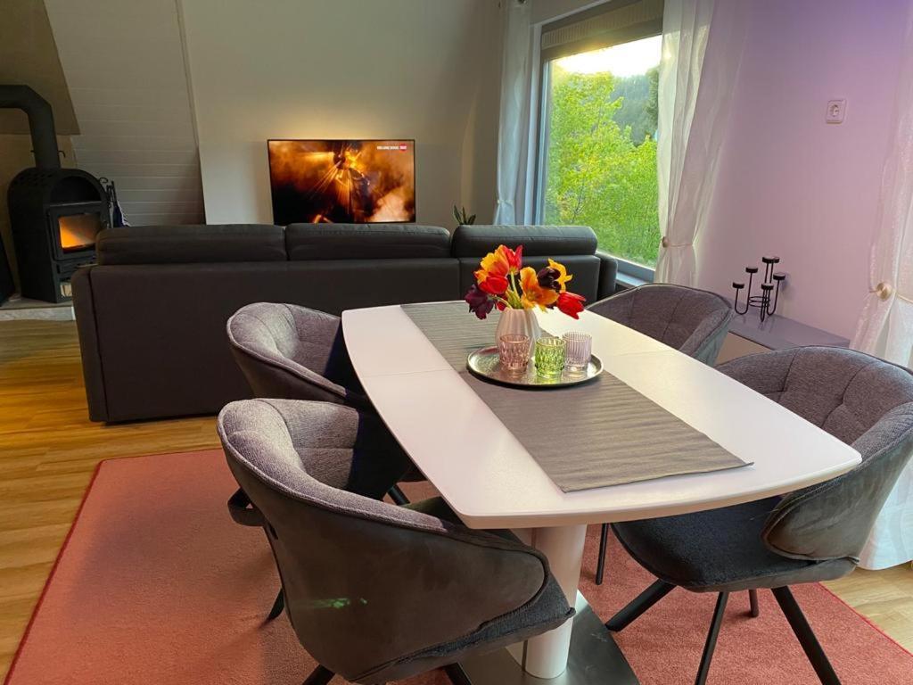 Haus Adler - Komplettes Ferienhaus Am Badesee Erzgrube Eksteriør bilde